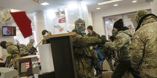 Rus bankalarını yaktı yıktılar!