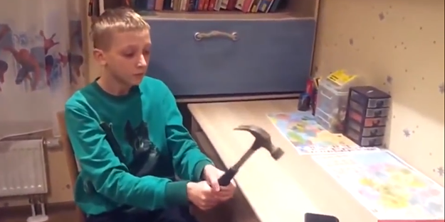 Rus çocuğun çekiçli telefon testi dramı - VİDEO
