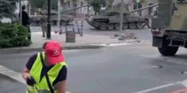 Rus çöpçünün tankların ortasında yaptığına bakın