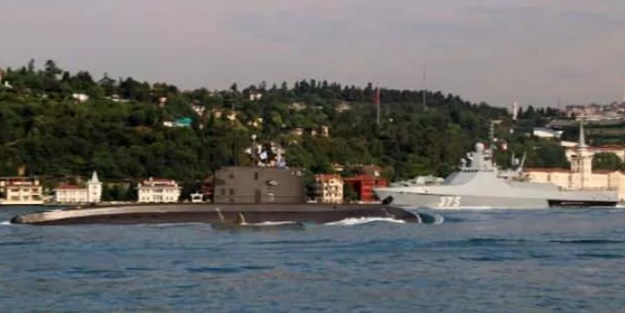Rus denizaltı ile savaş gemisi İstanbul Boğazı'nda karşılaştı