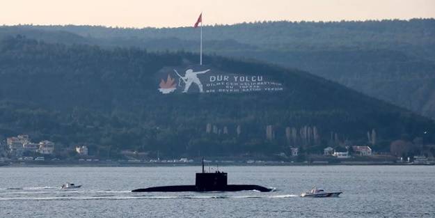 Rus denizaltısı Marmara Denizi'ne doğru yol aldı
