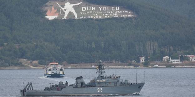 Rus Donanması'na ait gemi Çanakkale Boğazı'ndan böyle geçti