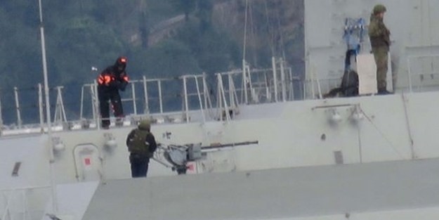 Rus savaş gemisi Boğaz'dan böyle geçti