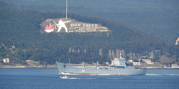 Rus donanmasına ait savaş gemisi Çanakkale Boğazı’ndan geçti