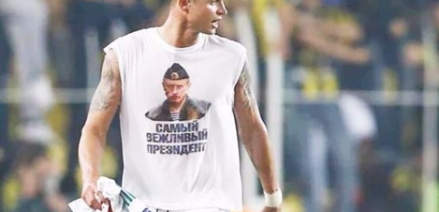 Rus futbolcu maça Putin tişörtüyle çıktı