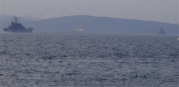 Rus gemileri boğazı geçti
