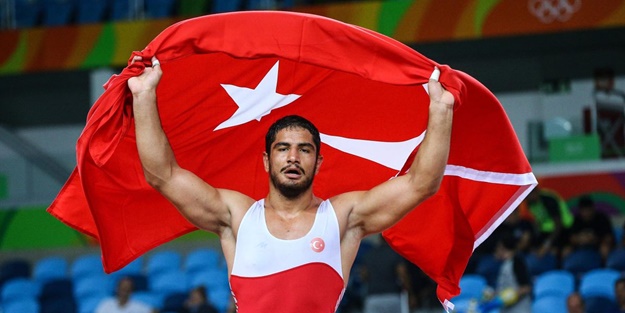 Rus ismi yendi! Milli güreşçi Taha Akgül, 8. kez Avrupa şampiyonu