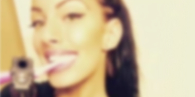 Selfie yerine tetiği çekti!