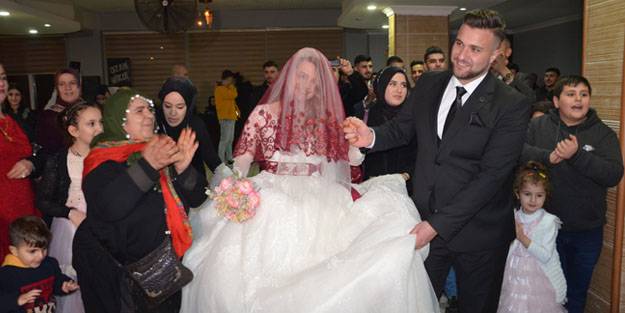 Rus kadın tatil için geldiği Türkiye'de Müslüman olup Türk gençle evlendi!