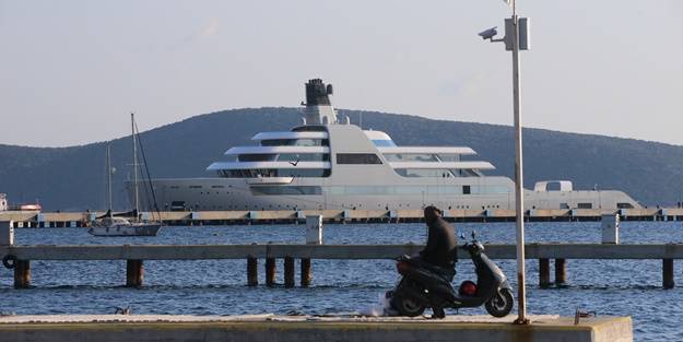 Rus milyarderin yatı Bodrum'a yanaştırıldı