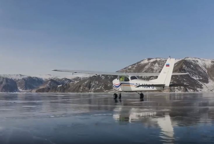 Rus pilot küçük uçağıyla buz tutan Baykal gölüne iniş yaptı 