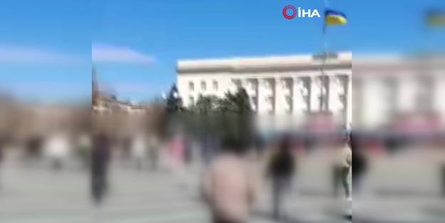 Rus polisi Herson'da sivillere ateş açtı