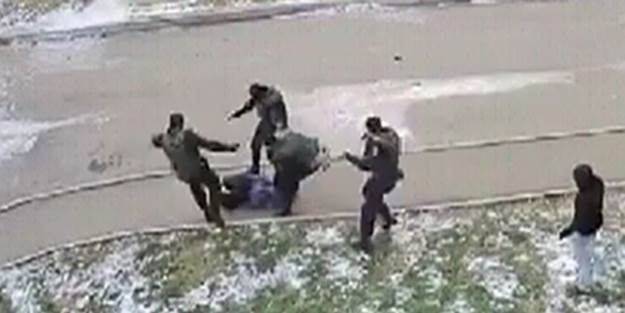 Rus polisi suçluyu tekme tokat döverek linç etti
