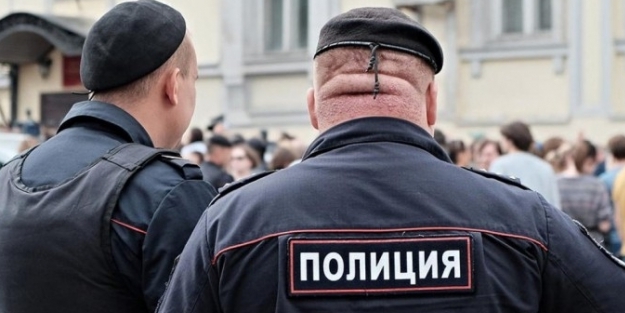 Rus polisi, Türklerin bulunduğu nargile kafeyi bastı!