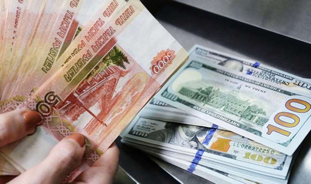 Rus rublesi dolar karşısında 18 ay sonra ilk defa 102 seviyesini aştı