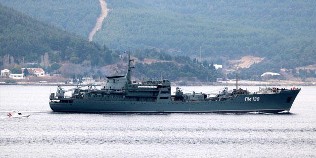 Rus savaş gemileri Çanakkale Boğazı'ndan geçti