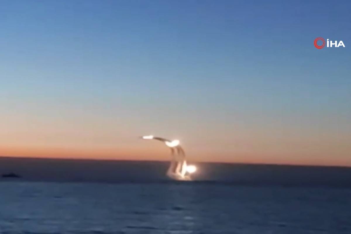 Rus savaş gemilerinin Ukrayna'ya füze fırlattığı anlar görüntülendi