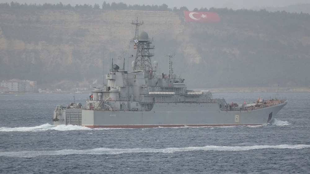 Rus savaş gemisi Azov Çanakkale Boğazı’ndan geçti 