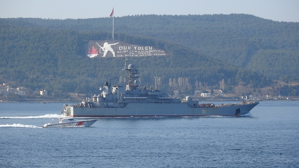 Rus savaş gemisi ’Azov’, Çanakkale Boğazı’ndan geçti 