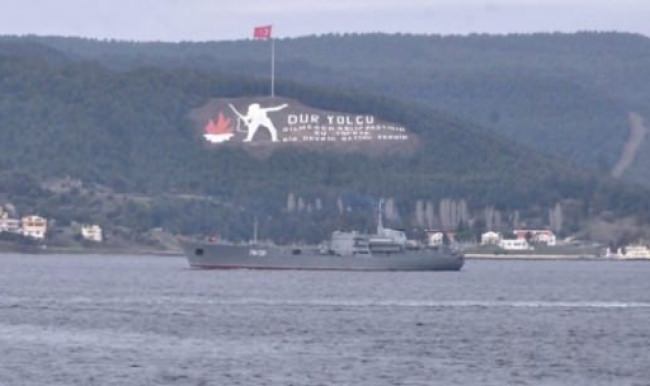 Rus savaş gemisi Boğaz’dan geçti!
