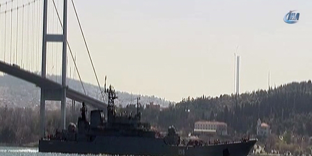 Rus savaş gemisi boğazdan geçti