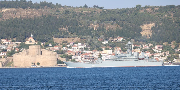 Rus savaş gemisi boğazdan geçti