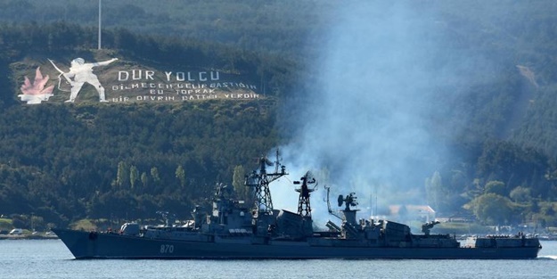 Rus savaş gemisi Boğaz'dan geçti