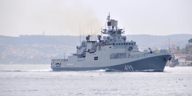 Rus savaş gemisi Boğaz'dan geçti