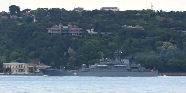 Rus savaş gemisi Türk bayrağı dalgalandırarak boğazdan geçti