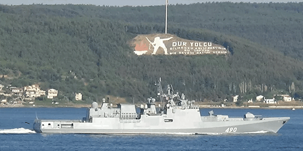 Rus savaş gemisi Boğaz'dan geçti