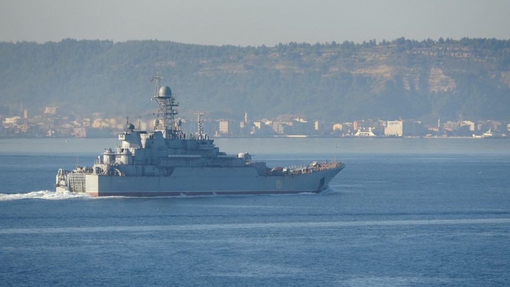 Rus savaş gemisi Çanakkale Boğazı’nda geçti 