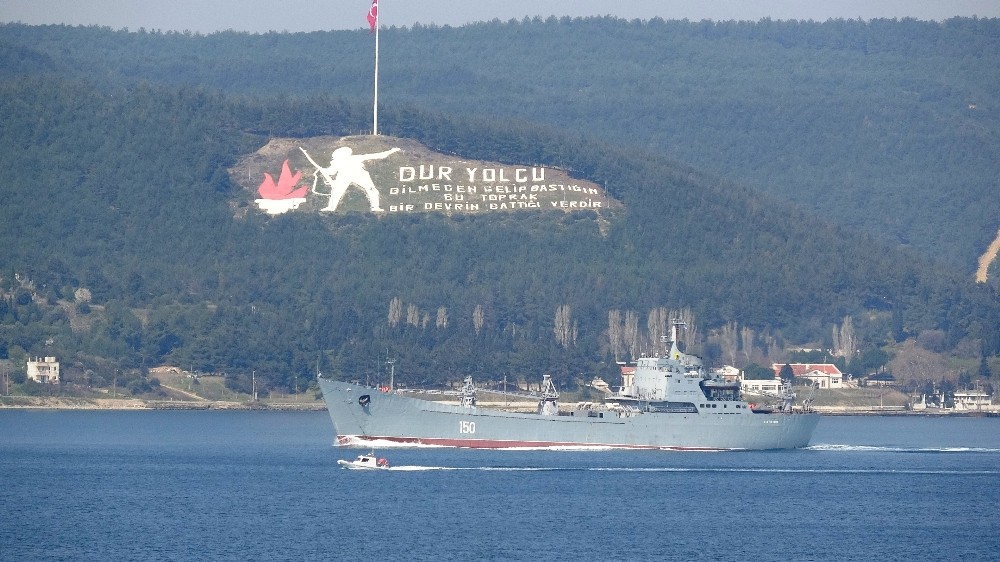 Rus savaş gemisi Çanakkale Boğazı’ndan geçti 