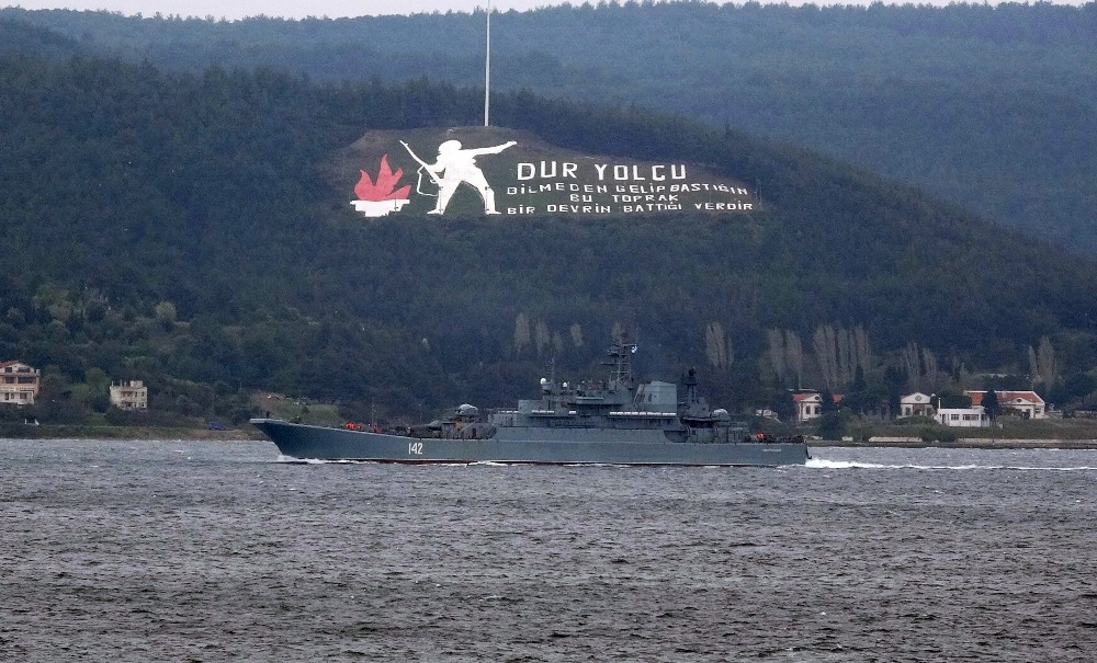 Rus savaş gemisi Çanakkale Boğazı’ndan geçti 