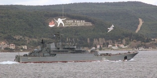Rus savaş gemisi Çanakkale Boğazı'ndan geçti