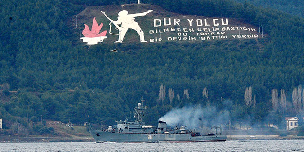 Rus savaş gemisi Çanakkale Boğazı'ndan geçti