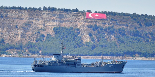 Rus savaş gemisi Çanakkale Boğazı'ndan geçti