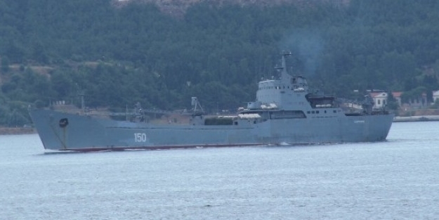 Rus savaş gemisi ilk kez böyle geçti!