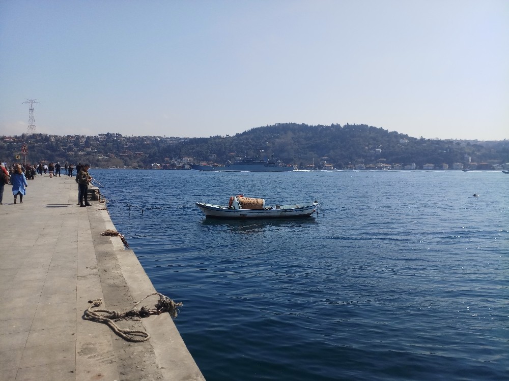 Rus savaş gemisi İstanbul Boğazı’ndan geçti 