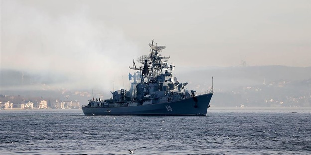 Rus savaş gemisi İstanbul Boğazı'ndan geçti