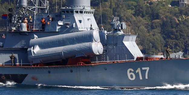 Rus savaş gemisi Boğaz'dan kamuflajla geçti!