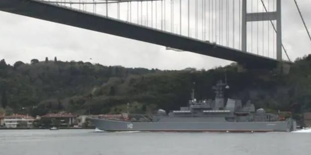 Rus savaş gemisi İstanbul Boğazı’ndan geçti!