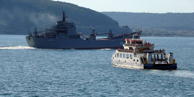Rus savaş gemisi ’Saratov’ Çanakkale Boğazı’ndan geçti