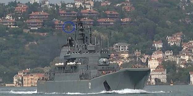 Rus savaş gemisi 'Türk bayrağı' dalgalandırarak geçti