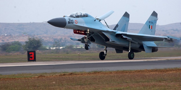 Rus savaş jetinden Fransız savaş uçaklarına önleme