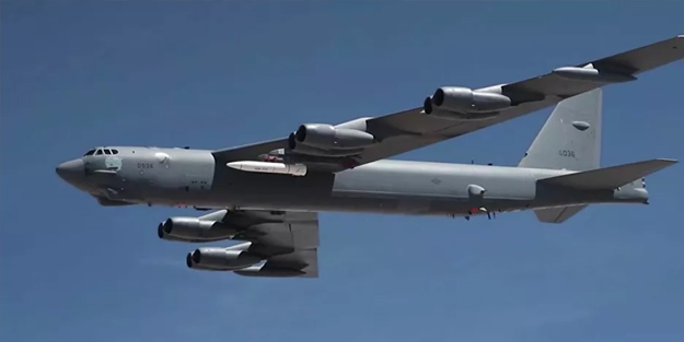 Rus savaş uçağıyla ABD bombardıman uçağı arasında tehlikeli gerginlik