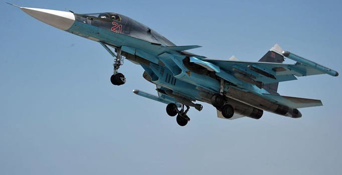 Rus SU-34 savaş uçakları havada birbirine girdi