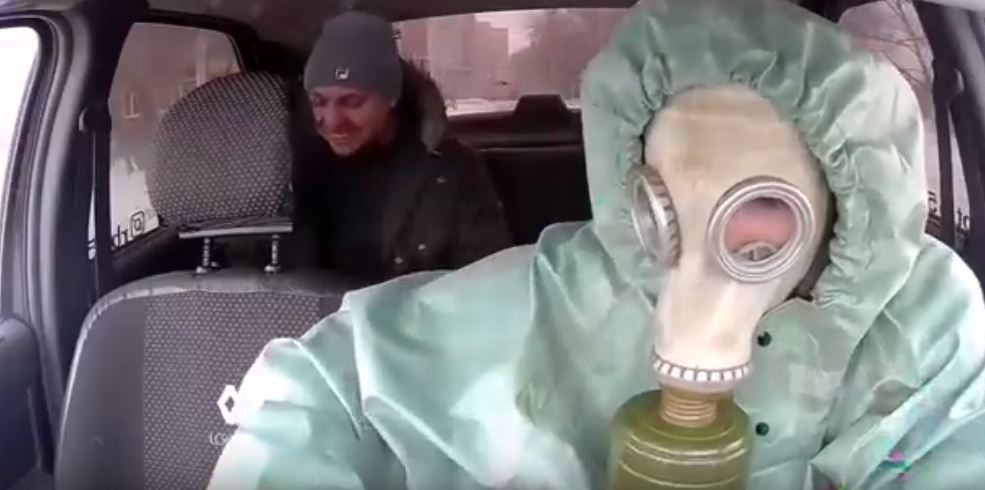 Rus taksi şoförlerinden korona virüsüne karşı maskeli önlem 