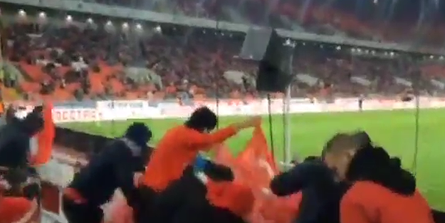 Rus taraftarlardan Türk bayrağına çirkin saldırı