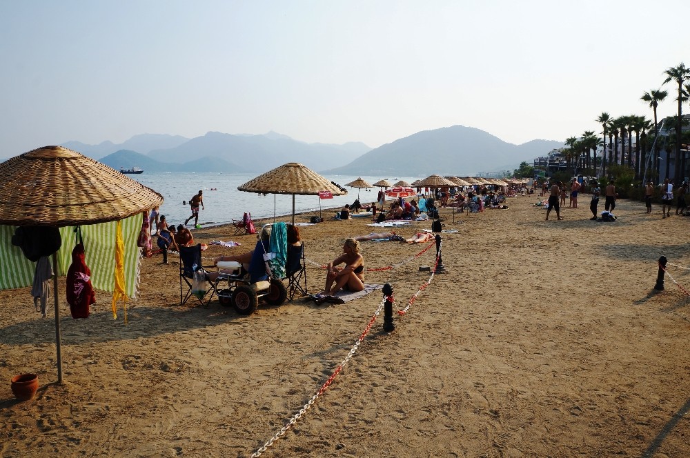 Rus turist güpegündüz plajda define aradı 