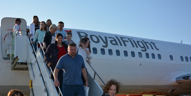 Rus turistler 'charter' ile Alanya'ya geldi